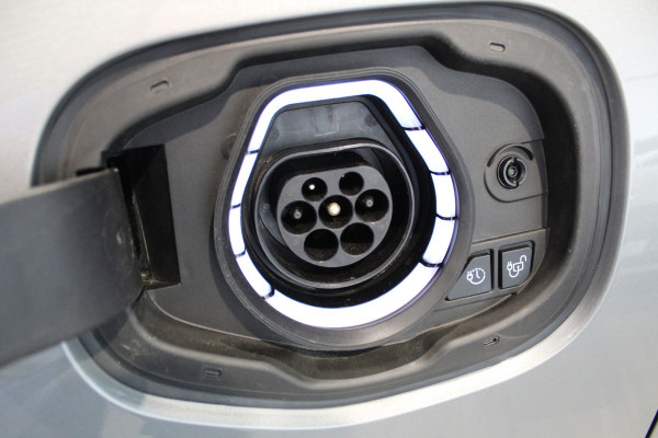 Ford Kuga 2.5-225 PK PHEV ST-Line X. Hybride rijden voor een reële prijs ! Autm. airco, Stoel- en voorraamverw., Side- en lane assist, Adaptieve cruise cntrl, elektr. achterklep, Keyless entry/keyless go, Trekhaak afneemb., Navigatie, Telefoonvoorb. etc