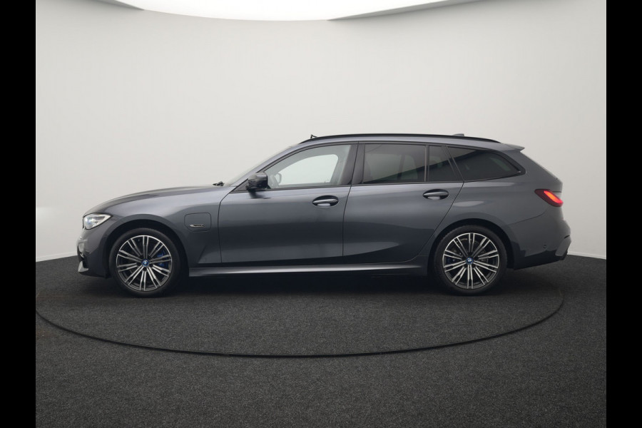 BMW 3 Serie Touring 330e M Sport Plug In Hybrid 293pk Dealer O.H PHEV | Trekhaak Af Fabriek | Panodak | 360 Camera | Alcantara Sportstoelen Memory & Verwarmd | Apple Carplay | Sfeerverlichting | Virtual | Blis | Navigatie | DAB |