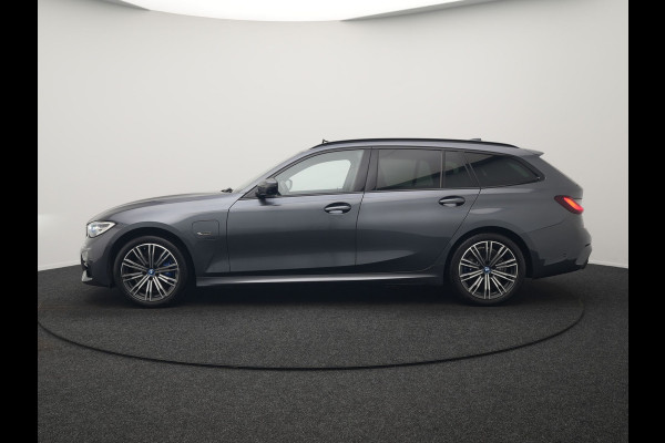 BMW 3 Serie Touring 330e M Sport Plug In Hybrid 293pk Dealer O.H PHEV | Trekhaak Af Fabriek | Panodak | 360 Camera | Alcantara Sportstoelen Memory & Verwarmd | Apple Carplay | Sfeerverlichting | Virtual | Blis | Navigatie | DAB |