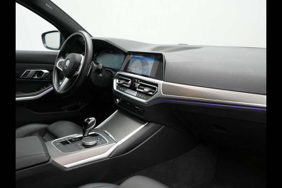 BMW 3 Serie Touring 330e M Sport Plug In Hybrid 293pk Dealer O.H PHEV | Trekhaak Af Fabriek | Panodak | 360 Camera | Alcantara Sportstoelen Memory & Verwarmd | Apple Carplay | Sfeerverlichting | Virtual | Blis | Navigatie | DAB |