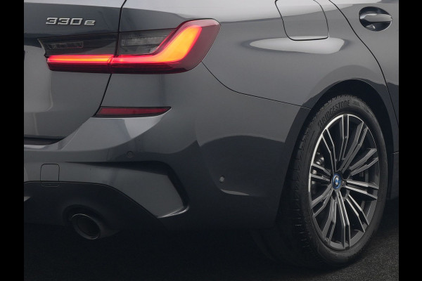 BMW 3 Serie Touring 330e M Sport Plug In Hybrid 293pk Dealer O.H PHEV | Trekhaak Af Fabriek | Panodak | 360 Camera | Alcantara Sportstoelen Memory & Verwarmd | Apple Carplay | Sfeerverlichting | Virtual | Blis | Navigatie | DAB |