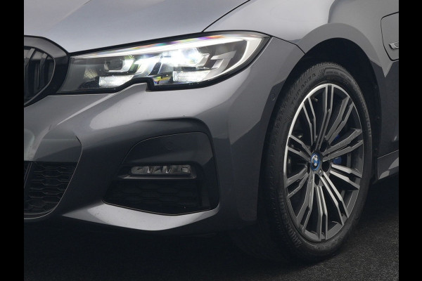 BMW 3 Serie Touring 330e M Sport Plug In Hybrid 293pk Dealer O.H PHEV | Trekhaak Af Fabriek | Panodak | 360 Camera | Alcantara Sportstoelen Memory & Verwarmd | Apple Carplay | Sfeerverlichting | Virtual | Blis | Navigatie | DAB |