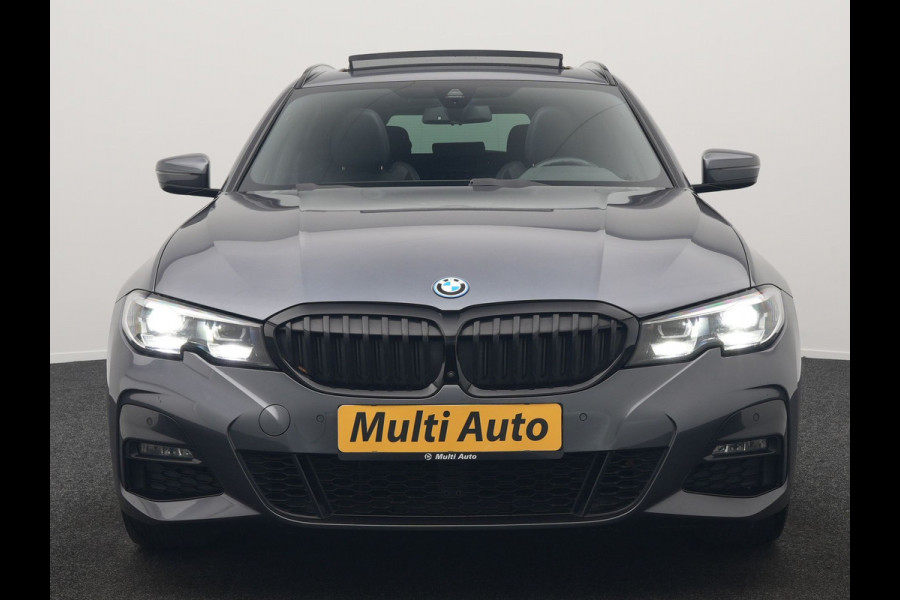BMW 3 Serie Touring 330e M Sport Plug In Hybrid 293pk Dealer O.H PHEV | Trekhaak Af Fabriek | Panodak | 360 Camera | Alcantara Sportstoelen Memory & Verwarmd | Apple Carplay | Sfeerverlichting | Virtual | Blis | Navigatie | DAB |