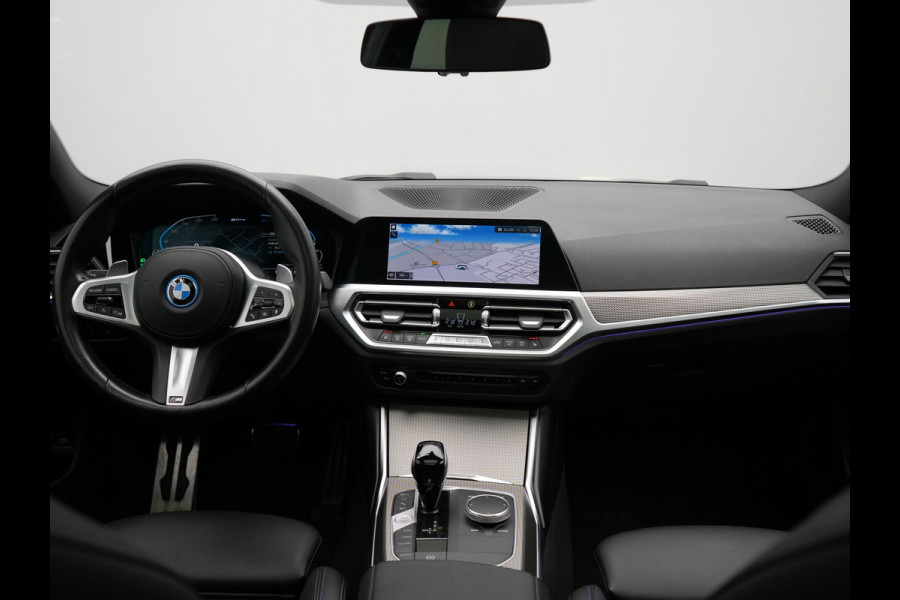 BMW 3 Serie Touring 330e M Sport Plug In Hybrid 293pk Dealer O.H PHEV | Trekhaak Af Fabriek | Panodak | 360 Camera | Alcantara Sportstoelen Memory & Verwarmd | Apple Carplay | Sfeerverlichting | Virtual | Blis | Navigatie | DAB |