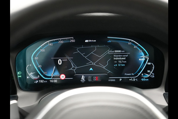 BMW 3 Serie Touring 330e M Sport Plug In Hybrid 293pk Dealer O.H PHEV | Trekhaak Af Fabriek | Panodak | 360 Camera | Alcantara Sportstoelen Memory & Verwarmd | Apple Carplay | Sfeerverlichting | Virtual | Blis | Navigatie | DAB |