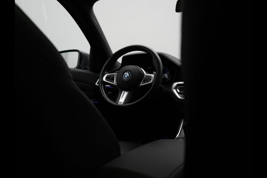 BMW 3 Serie Touring 330e M Sport Plug In Hybrid 293pk Dealer O.H PHEV | Trekhaak Af Fabriek | Panodak | 360 Camera | Alcantara Sportstoelen Memory & Verwarmd | Apple Carplay | Sfeerverlichting | Virtual | Blis | Navigatie | DAB |