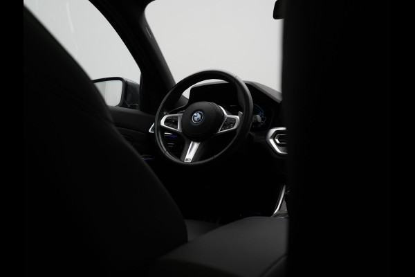 BMW 3 Serie Touring 330e M Sport Plug In Hybrid 293pk Dealer O.H PHEV | Trekhaak Af Fabriek | Panodak | 360 Camera | Alcantara Sportstoelen Memory & Verwarmd | Apple Carplay | Sfeerverlichting | Virtual | Blis | Navigatie | DAB |