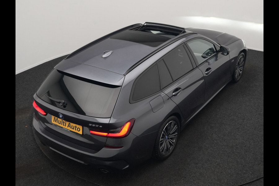 BMW 3 Serie Touring 330e M Sport Plug In Hybrid 293pk Dealer O.H PHEV | Trekhaak Af Fabriek | Panodak | 360 Camera | Alcantara Sportstoelen Memory & Verwarmd | Apple Carplay | Sfeerverlichting | Virtual | Blis | Navigatie | DAB |