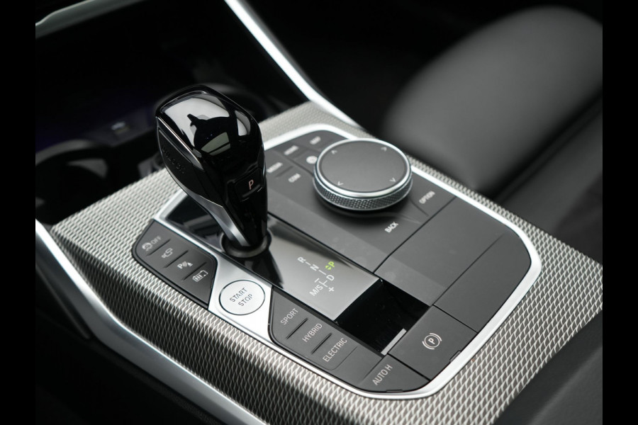 BMW 3 Serie Touring 330e M Sport Plug In Hybrid 293pk Dealer O.H PHEV | Trekhaak Af Fabriek | Panodak | 360 Camera | Alcantara Sportstoelen Memory & Verwarmd | Apple Carplay | Sfeerverlichting | Virtual | Blis | Navigatie | DAB |