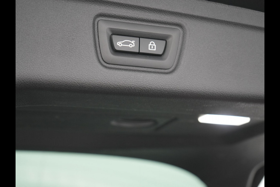 BMW 3 Serie Touring 330e M Sport Plug In Hybrid 293pk Dealer O.H PHEV | Trekhaak Af Fabriek | Panodak | 360 Camera | Alcantara Sportstoelen Memory & Verwarmd | Apple Carplay | Sfeerverlichting | Virtual | Blis | Navigatie | DAB |