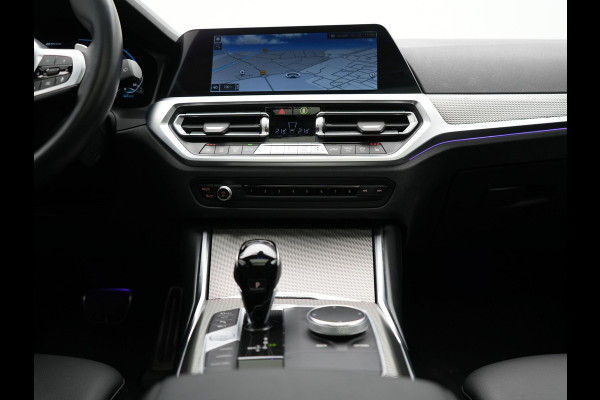 BMW 3 Serie Touring 330e M Sport Plug In Hybrid 293pk Dealer O.H PHEV | Trekhaak Af Fabriek | Panodak | 360 Camera | Alcantara Sportstoelen Memory & Verwarmd | Apple Carplay | Sfeerverlichting | Virtual | Blis | Navigatie | DAB |