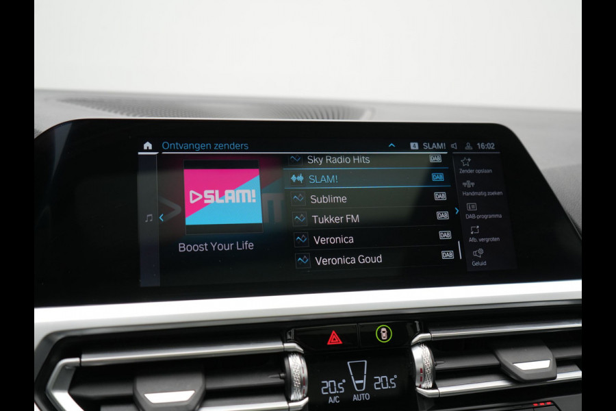 BMW 3 Serie Touring 330e M Sport Plug In Hybrid 293pk Dealer O.H PHEV | Trekhaak Af Fabriek | Panodak | 360 Camera | Alcantara Sportstoelen Memory & Verwarmd | Apple Carplay | Sfeerverlichting | Virtual | Blis | Navigatie | DAB |