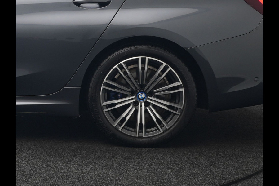 BMW 3 Serie Touring 330e M Sport Plug In Hybrid 293pk Dealer O.H PHEV | Trekhaak Af Fabriek | Panodak | 360 Camera | Alcantara Sportstoelen Memory & Verwarmd | Apple Carplay | Sfeerverlichting | Virtual | Blis | Navigatie | DAB |