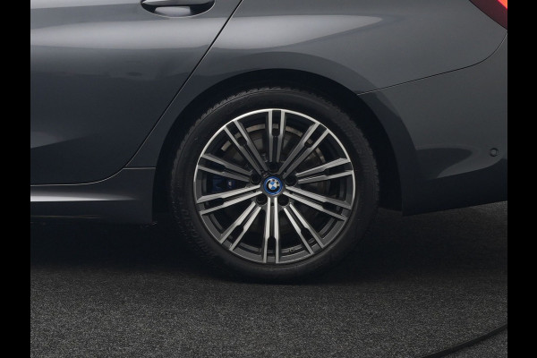 BMW 3 Serie Touring 330e M Sport Plug In Hybrid 293pk Dealer O.H PHEV | Trekhaak Af Fabriek | Panodak | 360 Camera | Alcantara Sportstoelen Memory & Verwarmd | Apple Carplay | Sfeerverlichting | Virtual | Blis | Navigatie | DAB |