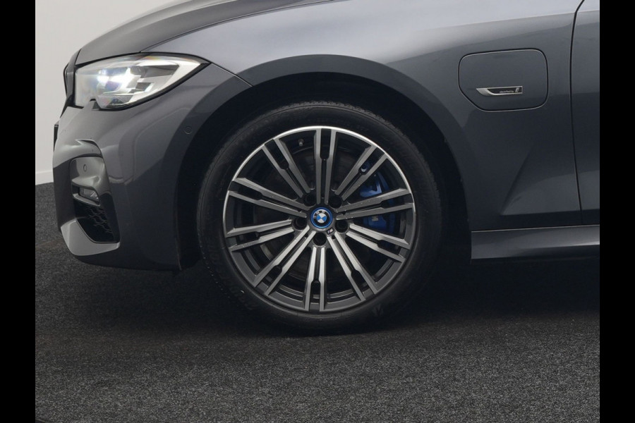 BMW 3 Serie Touring 330e M Sport Plug In Hybrid 293pk Dealer O.H PHEV | Trekhaak Af Fabriek | Panodak | 360 Camera | Alcantara Sportstoelen Memory & Verwarmd | Apple Carplay | Sfeerverlichting | Virtual | Blis | Navigatie | DAB |