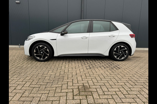 Volkswagen ID.3 First Black Edition 58 kWh * SoH 89% * Steunhaak * Navigatie * Parkeersensoren * Adaptieve Cruise *