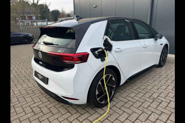 Volkswagen ID.3 First Black Edition 58 kWh * SoH 89% * Steunhaak * Navigatie * Parkeersensoren * Adaptieve Cruise *