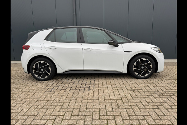 Volkswagen ID.3 First Black Edition 58 kWh * SoH 89% * Steunhaak * Navigatie * Parkeersensoren * Adaptieve Cruise *