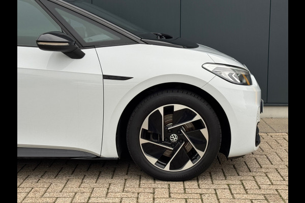Volkswagen ID.3 First Black Edition 58 kWh * SoH 89% * Steunhaak * Navigatie * Parkeersensoren * Adaptieve Cruise *