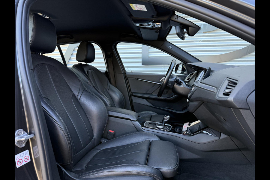 BMW 1-serie 118i High Executive Edition M-Pakket,2e Eigenaar,Navi,Leder,Stoelverwarming,PDC,N.A,P,APK tot 05-2026