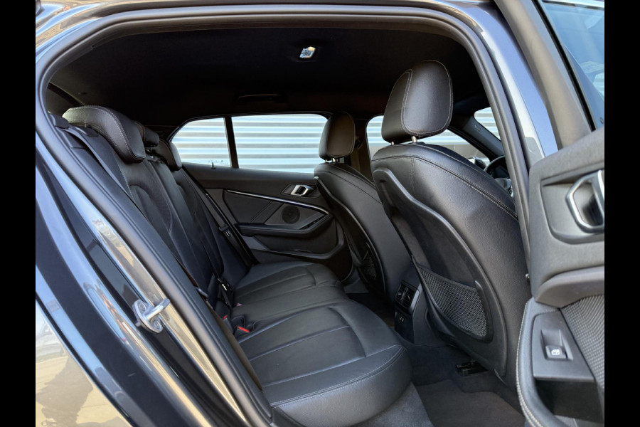 BMW 1-serie 118i High Executive Edition M-Pakket,2e Eigenaar,Navi,Leder,Stoelverwarming,PDC,N.A,P,APK tot 05-2026
