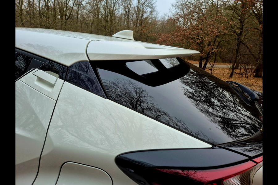 Toyota C-HR 1.8 Hybrid Dynamic . Camera. 18 inch . Apple carplay