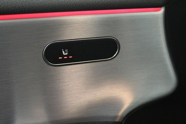 Mercedes-Benz CLA-Klasse 200 Business Solution AMG (PANORAMADAK, STOELVERWARMING, SFEERVERLICHTING, ACHTERUITRIJCAMERA)