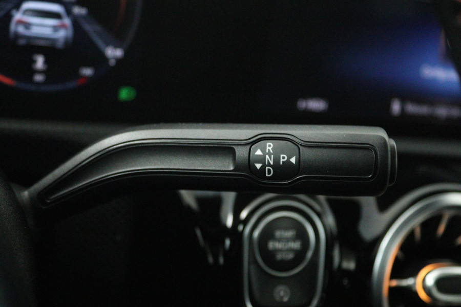 Mercedes-Benz CLA-Klasse 200 Business Solution AMG (PANORAMADAK, STOELVERWARMING, SFEERVERLICHTING, ACHTERUITRIJCAMERA)