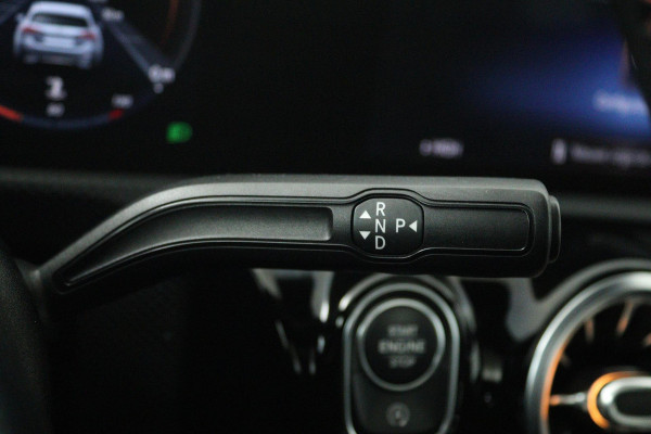 Mercedes-Benz CLA-Klasse 200 Business Solution AMG (PANORAMADAK, STOELVERWARMING, SFEERVERLICHTING, ACHTERUITRIJCAMERA)
