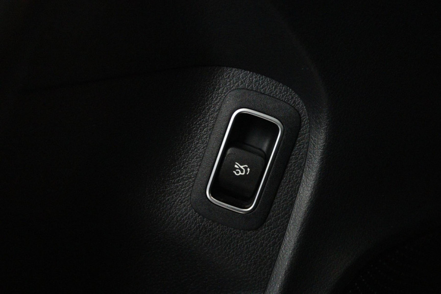 Mercedes-Benz CLA-Klasse 200 Business Solution AMG (PANORAMADAK, STOELVERWARMING, SFEERVERLICHTING, ACHTERUITRIJCAMERA)