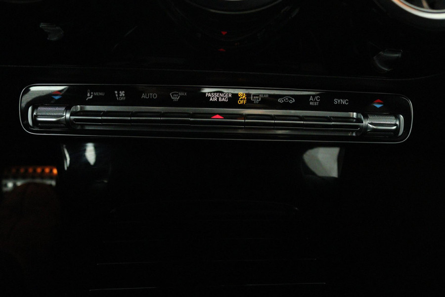 Mercedes-Benz CLA-Klasse 200 Business Solution AMG (PANORAMADAK, STOELVERWARMING, SFEERVERLICHTING, ACHTERUITRIJCAMERA)