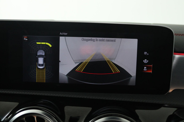 Mercedes-Benz CLA-Klasse 200 Business Solution AMG (PANORAMADAK, STOELVERWARMING, SFEERVERLICHTING, ACHTERUITRIJCAMERA)