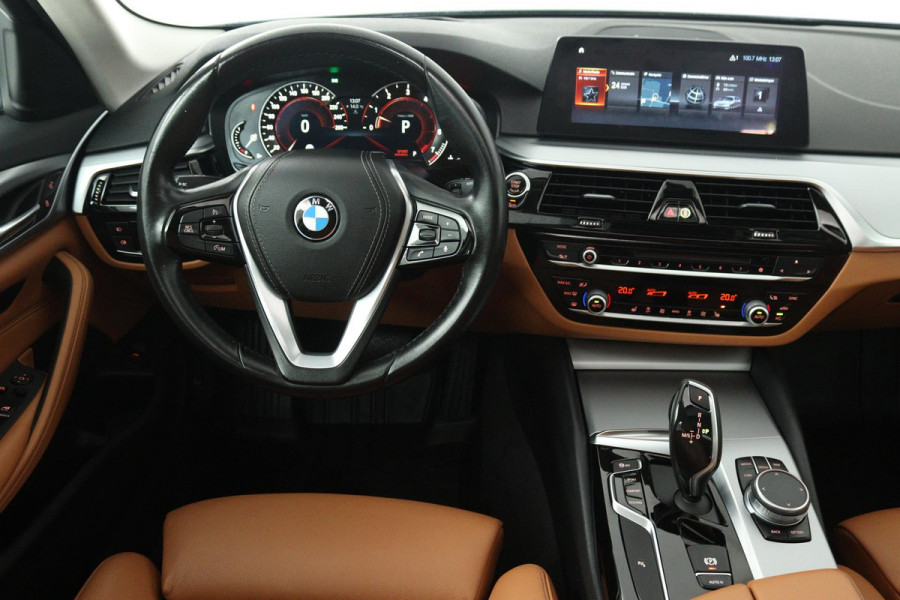 BMW 5 Serie Touring 520i High Executive (PANORAMADAK, STOELVERWARMING, TREKHAAK, ELEKTR STOELEN, HEAD-UP, ACHTERUITRIJCAMERA)