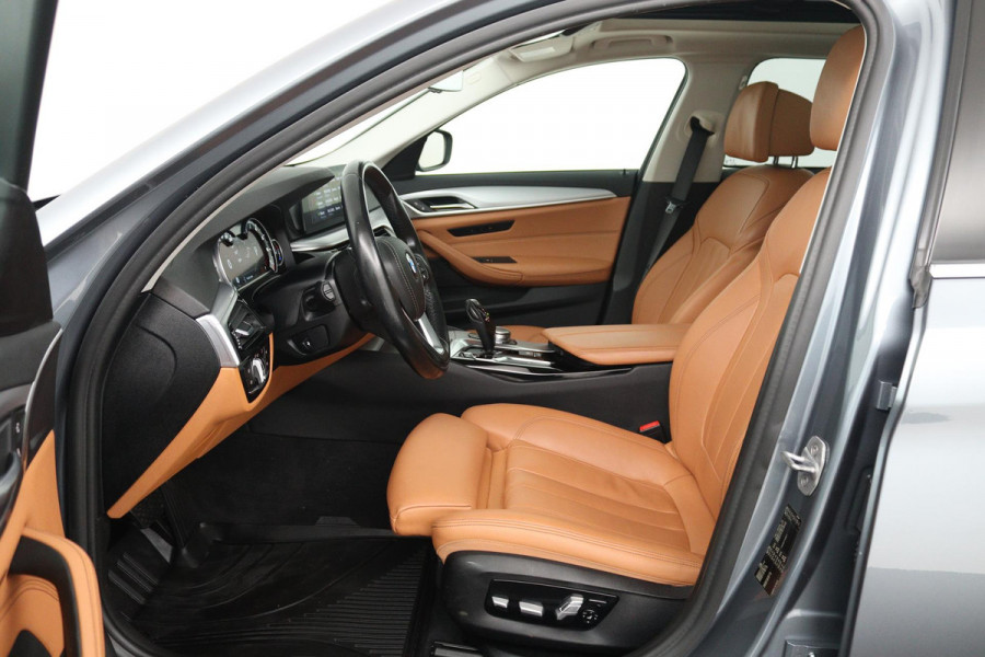 BMW 5 Serie Touring 520i High Executive (PANORAMADAK, STOELVERWARMING, TREKHAAK, ELEKTR STOELEN, HEAD-UP, ACHTERUITRIJCAMERA)