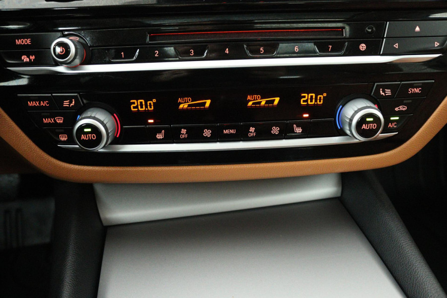 BMW 5 Serie Touring 520i High Executive (PANORAMADAK, STOELVERWARMING, TREKHAAK, ELEKTR STOELEN, HEAD-UP, ACHTERUITRIJCAMERA)