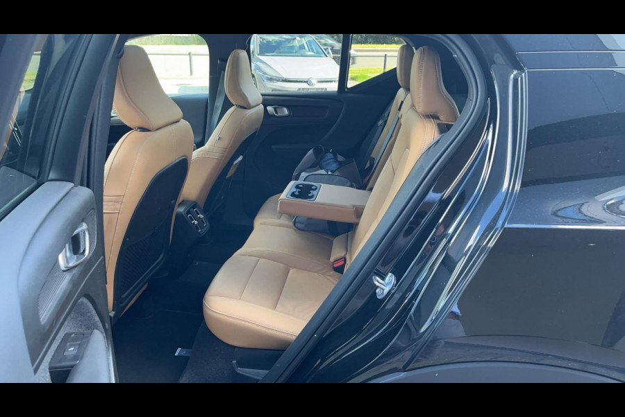 Volvo XC40 2.0 B3 Inscription / Trekhaak / Panoramadak / Camera / Leder / 19'' / Harman Kardon / Stuur+Stoelverwarming / DAB / Dodehoek / Cruise Control