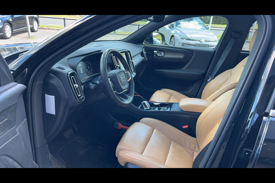 Volvo XC40 2.0 B3 Inscription / Trekhaak / Panoramadak / Camera / Leder / 19'' / Harman Kardon / Stuur+Stoelverwarming / DAB / Dodehoek / Cruise Control