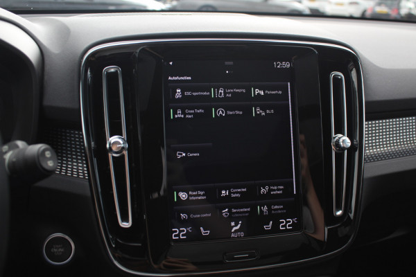 Volvo XC40 2.0 B3 Inscription / Trekhaak / Panoramadak / Camera / Leder / 19'' / Harman Kardon / Stuur+Stoelverwarming / DAB / Dodehoek / Cruise Control
