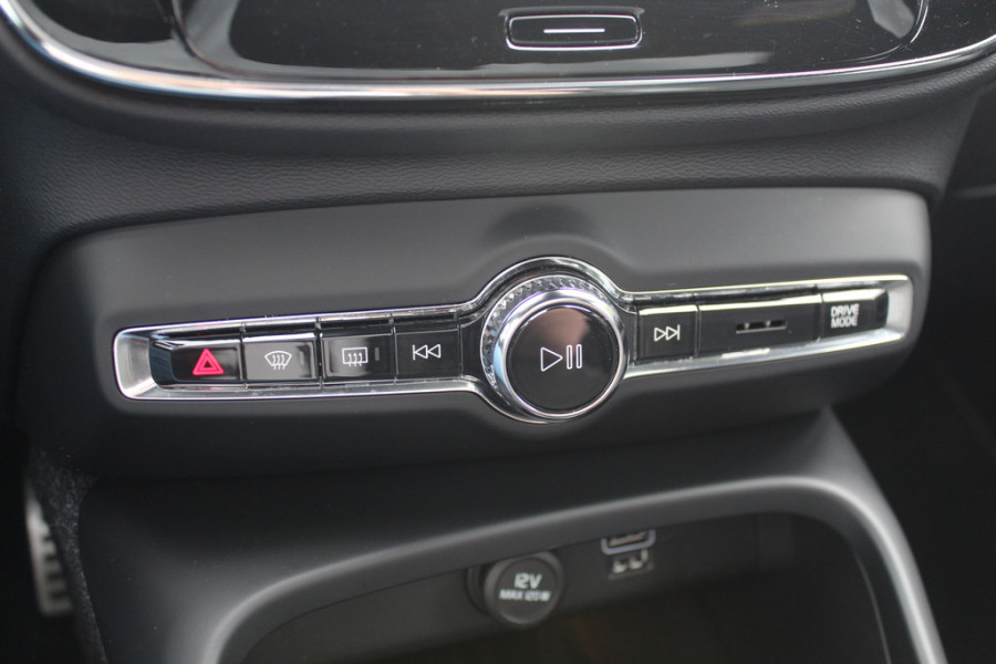 Volvo XC40 2.0 B3 Inscription / Trekhaak / Panoramadak / Camera / Leder / 19'' / Harman Kardon / Stuur+Stoelverwarming / DAB / Dodehoek / Cruise Control