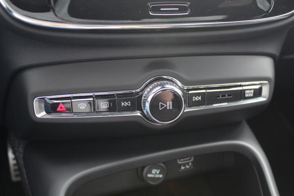 Volvo XC40 2.0 B3 Inscription / Trekhaak / Panoramadak / Camera / Leder / 19'' / Harman Kardon / Stuur+Stoelverwarming / DAB / Dodehoek / Cruise Control