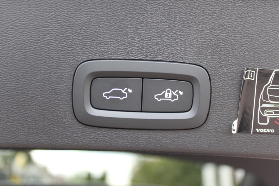 Volvo XC40 2.0 B3 Inscription / Trekhaak / Panoramadak / Camera / Leder / 19'' / Harman Kardon / Stuur+Stoelverwarming / DAB / Dodehoek / Cruise Control