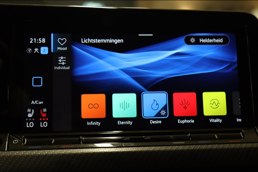 Volkswagen Golf 2.0 TSI R 4Motion AKRAP/PANO/HEADUP/IQ/H-K/BOMVOL