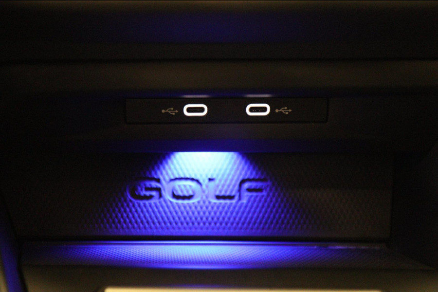 Volkswagen Golf 2.0 TSI R 4Motion AKRAP/PANO/HEADUP/IQ/H-K/BOMVOL