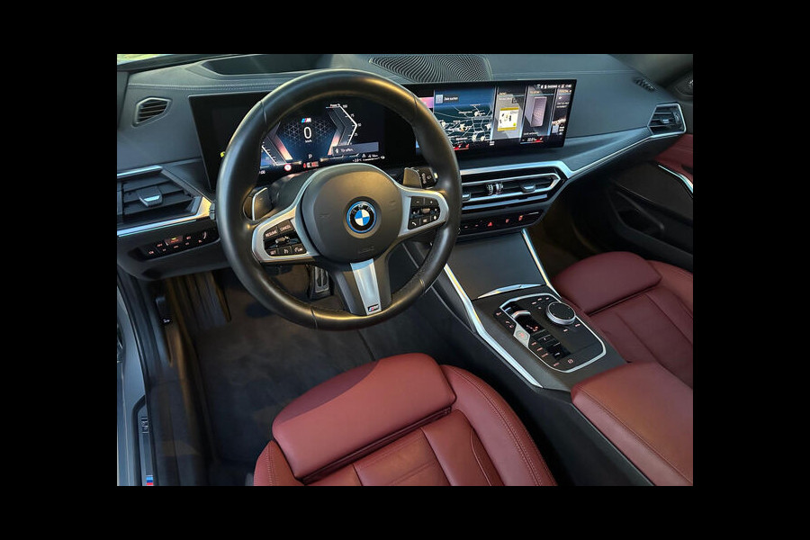 BMW 3 Serie Touring 330e M-SPORT ** ADAPT. LED, LEDER, NAVI+, PANORAMA, TREKH, 19-inch LMV, H&K SOUND ** 1e EIG - UNFALLFREI ** ** INFORMEER OOK NAAR ONZE AANTREKKELIJKE FINANCIAL-LEASE TARIEVEN **