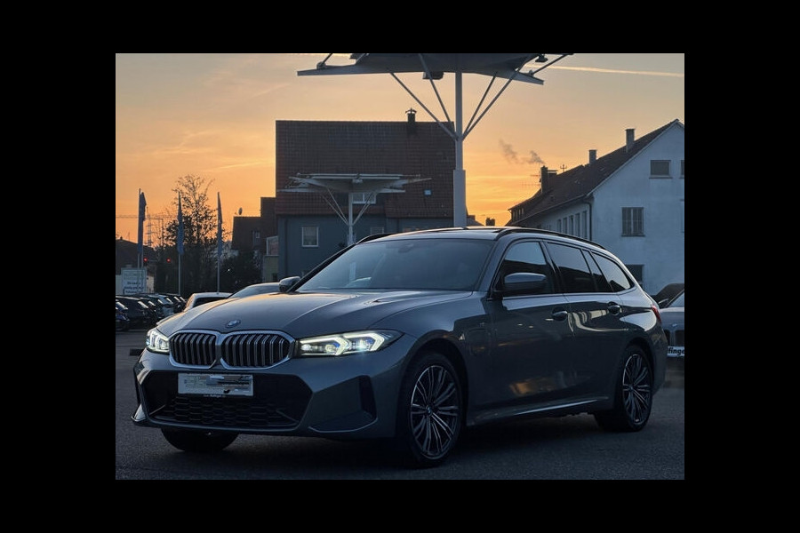 BMW 3 Serie Touring 330e M-SPORT ** ADAPT. LED, LEDER, NAVI+, PANORAMA, TREKH, 19-inch LMV, H&K SOUND ** 1e EIG - UNFALLFREI ** ** INFORMEER OOK NAAR ONZE AANTREKKELIJKE FINANCIAL-LEASE TARIEVEN **
