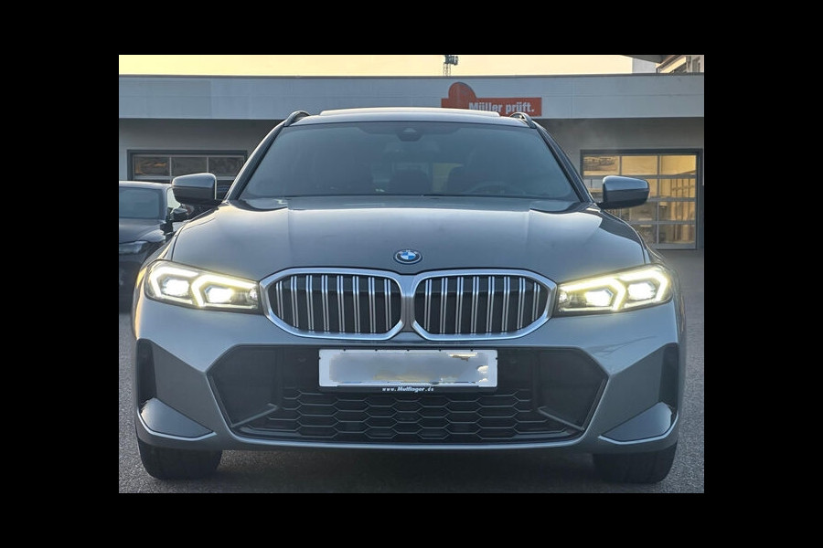 BMW 3 Serie Touring 330e M-SPORT ** ADAPT. LED, LEDER, NAVI+, PANORAMA, TREKH, 19-inch LMV, H&K SOUND ** 1e EIG - UNFALLFREI ** ** INFORMEER OOK NAAR ONZE AANTREKKELIJKE FINANCIAL-LEASE TARIEVEN **