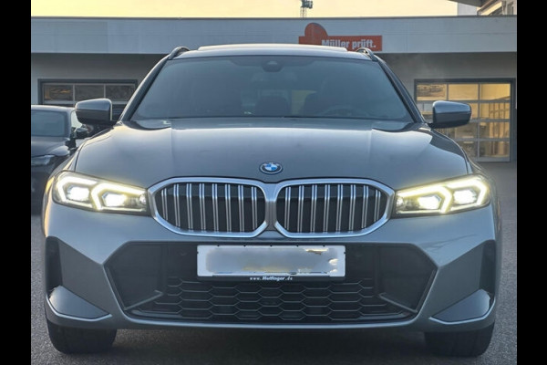 BMW 3 Serie Touring 330e M-SPORT ** ADAPT. LED, LEDER, NAVI+, PANORAMA, TREKH, 19-inch LMV, H&K SOUND ** 1e EIG - UNFALLFREI ** ** INFORMEER OOK NAAR ONZE AANTREKKELIJKE FINANCIAL-LEASE TARIEVEN **
