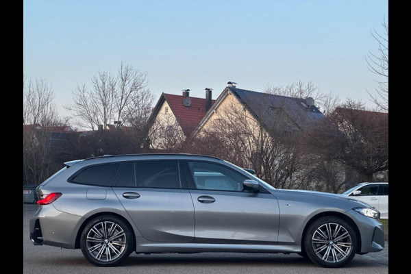 BMW 3 Serie Touring 330e M-SPORT ** ADAPT. LED, LEDER, NAVI+, PANORAMA, TREKH, 19-inch LMV, H&K SOUND ** 1e EIG - UNFALLFREI ** ** INFORMEER OOK NAAR ONZE AANTREKKELIJKE FINANCIAL-LEASE TARIEVEN **