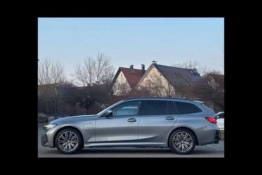 BMW 3 Serie Touring 330e M-SPORT ** ADAPT. LED, LEDER, NAVI+, PANORAMA, TREKH, 19-inch LMV, H&K SOUND ** 1e EIG - UNFALLFREI ** ** INFORMEER OOK NAAR ONZE AANTREKKELIJKE FINANCIAL-LEASE TARIEVEN **