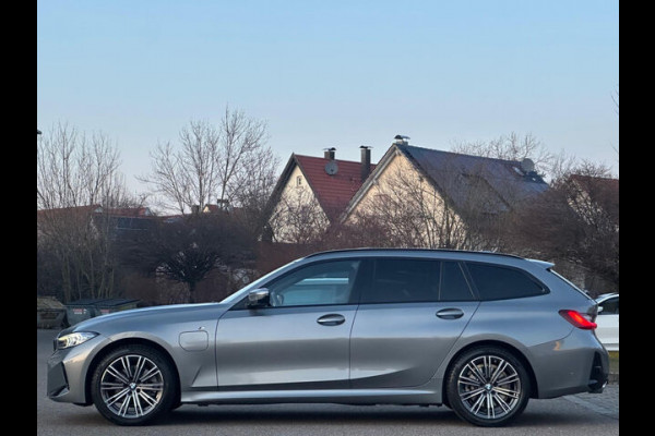 BMW 3 Serie Touring 330e M-SPORT ** ADAPT. LED, LEDER, NAVI+, PANORAMA, TREKH, 19-inch LMV, H&K SOUND ** 1e EIG - UNFALLFREI ** ** INFORMEER OOK NAAR ONZE AANTREKKELIJKE FINANCIAL-LEASE TARIEVEN **